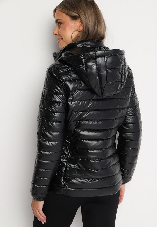 Born2be - Czarna Pikowana Kurtka Wykończona Odpinanym Kapturem i Gumką przy Rękawach Mivisea. Okazja: na co dzień. Kolor: czarny. Materiał: jeans. Styl: klasyczny, casual