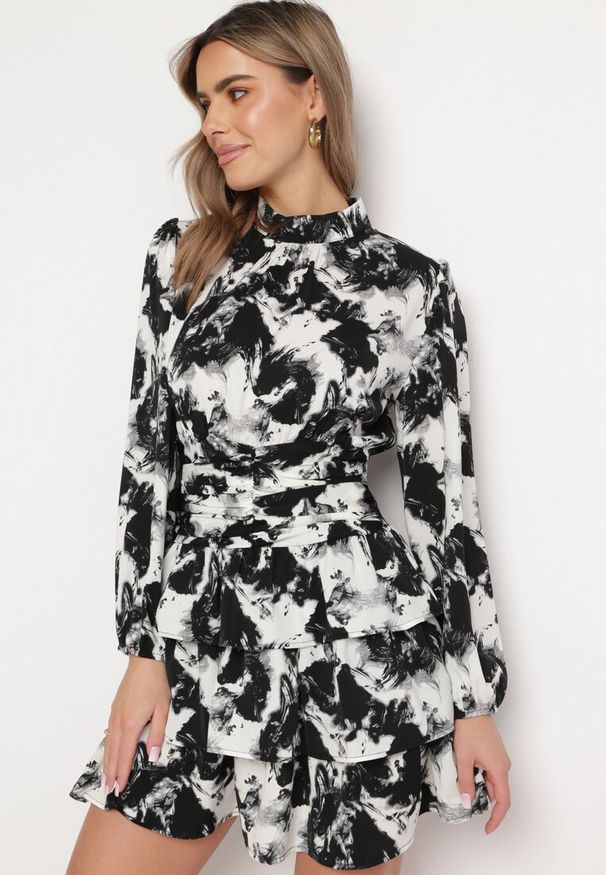 Born2be - Czarna Rozkloszowana Sukienka Mini z Ozdobnym Marszczeniem Mimizari. Okazja: na co dzień. Kolor: czarny. Typ sukienki: proste. Styl: casual, elegancki. Długość: mini