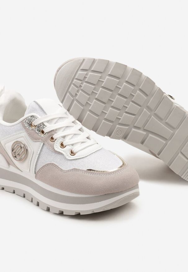 Renee - Biało-Beżowe Sneakersy z Ekoskóry ze Sznurowaniami i Ozdobną Aplikacją Jatina. Nosek buta: okrągły. Zapięcie: sznurówki. Kolor: biały. Materiał: materiał. Wzór: aplikacja. Obcas: na obcasie. Wysokość obcasa: niski