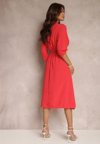 Renee - Czerwona Sukienka Canopis. Typ kołnierza: dekolt kopertowy. Kolor: czerwony. Materiał: tkanina, materiał. Typ sukienki: kopertowe. Styl: elegancki. Długość: midi #4