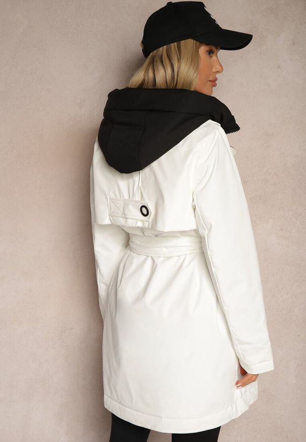 Renee - Biała Kurtka Dwurzędowa o Fasonie Płaszczyka z Kapturem Wiązana w Talii Erillen. Okazja: na co dzień. Typ kołnierza: kaptur. Kolor: biały. Materiał: jeans, materiał. Długość rękawa: długi rękaw. Długość: długie. Wzór: aplikacja. Styl: klasyczny, casual, elegancki
