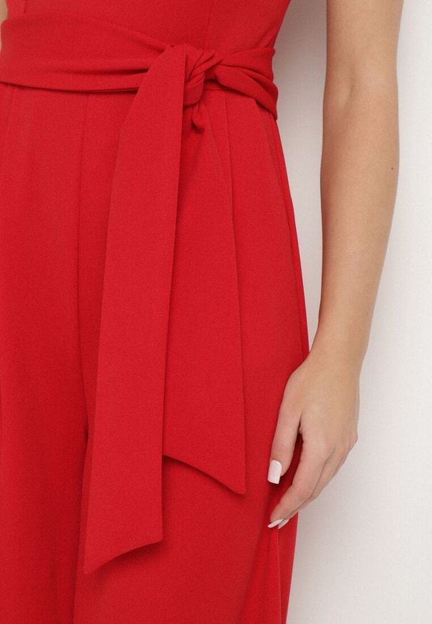 Born2be - Czerwony Kombinezon Ozdobiony Paskiem z Szerokimi Nogawkami Deolise. Kolor: czerwony. Długość rękawa: na ramiączkach. Wzór: aplikacja. Styl: elegancki