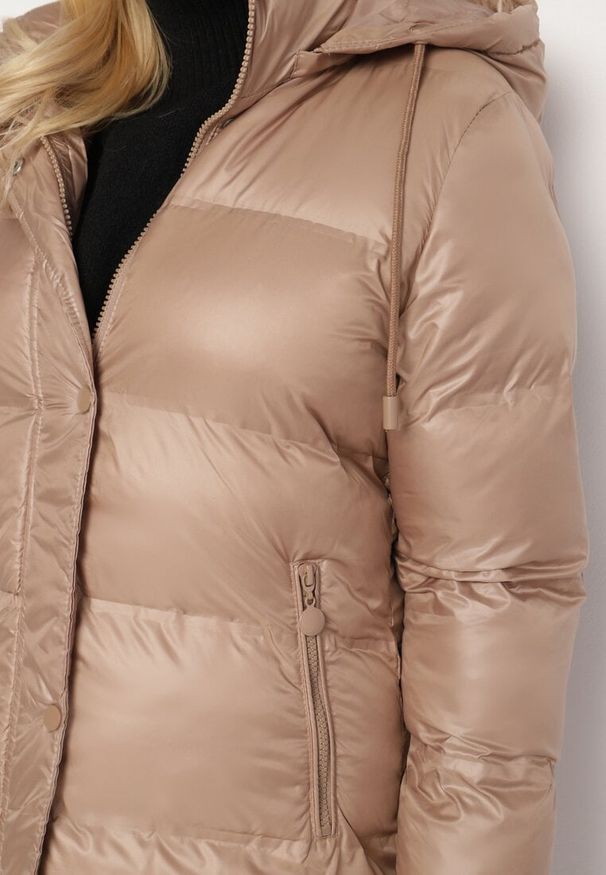 Born2be - Jasnobrązowa Pikowana Kurtka o Długim Kroju z Kapturem Kieszeniami i Dwustronnym Suwakiem Sanarose. Okazja: na spacer, na co dzień. Typ kołnierza: kaptur. Kolor: beżowy. Materiał: dzianina, jeans. Długość: długie. Wzór: aplikacja. Styl: casual, elegancki