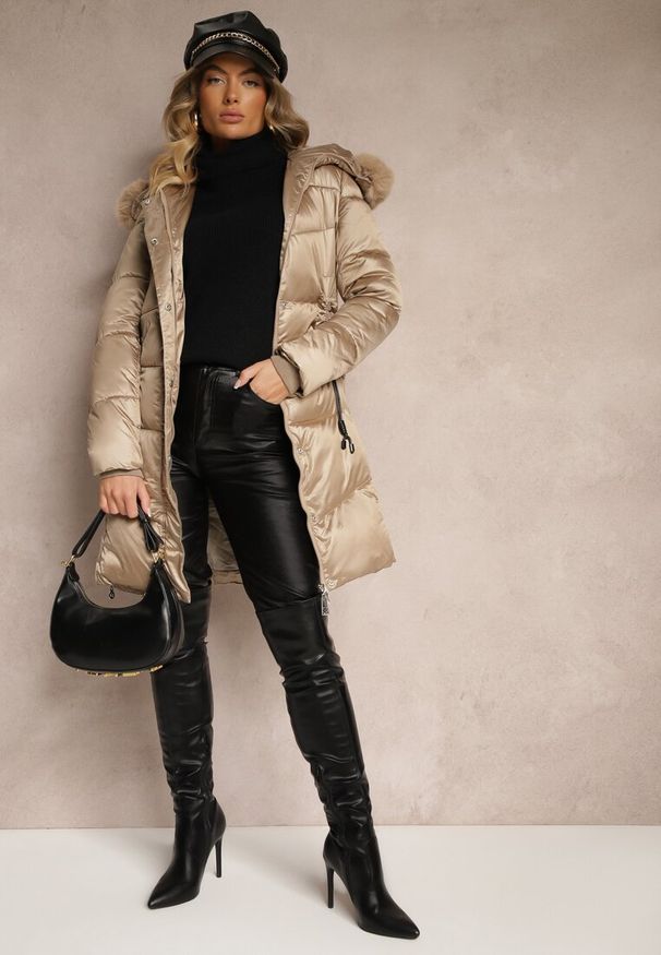 Renee - Beżowa Prosta Kurtka z Pikowanym Przeszyciem i Kapturem z Odpinanym Futrzanym Zdobieniem Inorelle. Okazja: na co dzień. Kolor: beżowy. Materiał: futro. Wzór: aplikacja. Styl: casual