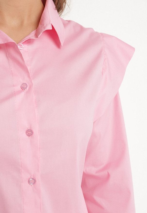 Born2be - Różowa Bawełniana Koszula z Ozdobnymi Ramionami Teladoria. Okazja: na co dzień. Kolor: różowy. Materiał: bawełna. Styl: casual, elegancki