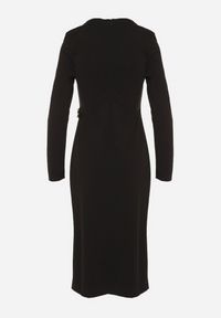 Born2be - Czarna Dopasowana Sukienka z Bawełną Ozdobiona Paskami z Klamrami Esanea. Okazja: na co dzień, na spotkanie biznesowe. Kolor: czarny. Materiał: bawełna. Wzór: aplikacja. Styl: biznesowy, klasyczny, casual, elegancki #7