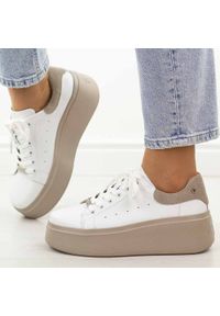 Białe skórzane sneakersy damskie na platformie Filippo Dp7537/26. Okazja: na co dzień. Zapięcie: sznurówki. Kolor: biały. Materiał: skóra. Szerokość cholewki: normalna. Sezon: wiosna, jesień, lato. Obcas: na platformie #1