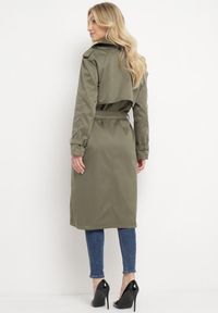 Born2be - Ciemnozielony Długi Płaszcz Trencz o Klasycznym Fasonie z Paskiem Nasde. Okazja: na co dzień. Kolor: zielony. Materiał: jeans. Długość: długie. Styl: klasyczny #5