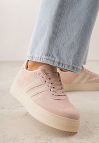 Renee - Różowe Sneakersy na Platformie w Stylu Tenisówek Ozdobione Paskami Ladia. Okazja: na co dzień. Zapięcie: pasek. Kolor: różowy. Materiał: jeans. Wzór: aplikacja. Sezon: wiosna. Obcas: na platformie #2