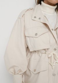 Born2be - Jasnobeżowa Kurtka Parka z Dużymi Kieszeniami Talaha. Okazja: na co dzień. Kolor: beżowy. Materiał: jeans. Długość: krótkie. Wzór: aplikacja. Sezon: wiosna, jesień. Styl: casual #7