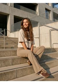 Sinsay - Spodnie flare - brązowy. Kolor: brązowy #1