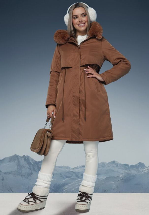 Born2be - Jasnobrązowa Kurtka Typu Parka z Kapturem i Odpinanym Kołnierzem Ściągana w Talii Semithira. Okazja: na spacer, na co dzień. Typ kołnierza: kaptur. Kolor: brązowy. Materiał: dzianina. Długość: długie. Wzór: aplikacja. Styl: klasyczny, casual, elegancki