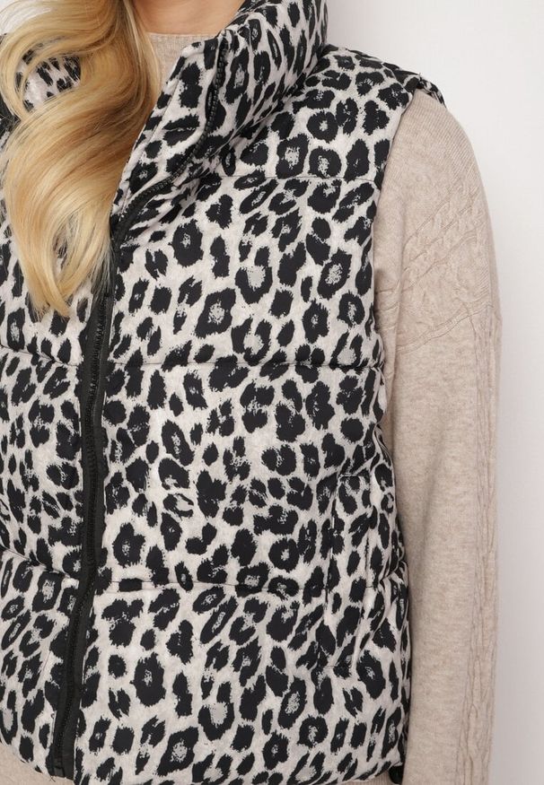 Born2be - Szara Pikowana Panterkowa Kamizelka Merianas. Okazja: na spacer, na co dzień. Typ kołnierza: golf. Kolor: szary. Materiał: skóra. Wzór: aplikacja. Styl: elegancki, casual, sportowy, klasyczny