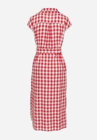 Born2be - Czerwona Bawełniana Sukienka w Kratę o Koszulowym Kroju na Guziki z Paskiem i Klamrą Qelatia. Okazja: na spotkanie biznesowe. Kolor: czerwony. Materiał: bawełna. Typ sukienki: koszulowe. Styl: elegancki, biznesowy #7