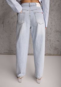 Renee - Niebieskie Jeansy z Bawełny Mom Fit High Waist Ozdobione Paskiem Minno. Okazja: na co dzień. Stan: podwyższony. Kolor: niebieski. Wzór: aplikacja. Styl: casual #4