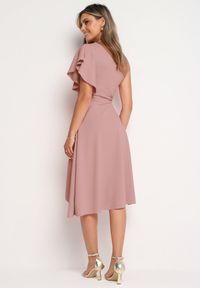 Born2be - Ciemnoróżowa Koktajlowa Sukienka Asymetryczna na Jedno Ramię z Falbankami Vimilora. Typ kołnierza: kołnierz z falbankami. Kolor: różowy. Materiał: materiał. Typ sukienki: asymetryczne. Styl: wizytowy #4