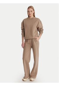 Guess Spodnie dresowe V6RB17 K9V31 Beżowy Regular Fit. Kolor: beżowy. Materiał: bawełna #4