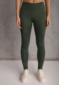 Renee - Ciemnozielone Legginsy Basic z Modelującą Wstawką w Pasie Liacan. Okazja: na co dzień. Kolor: zielony. Długość: krótkie. Styl: casual #3