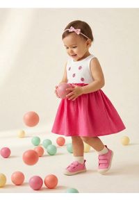 Sinsay - Bawełniana sukienka bez rękawów z haftowanymi malinami - biały. Kolor: biały. Materiał: bawełna. Wzór: haft #1