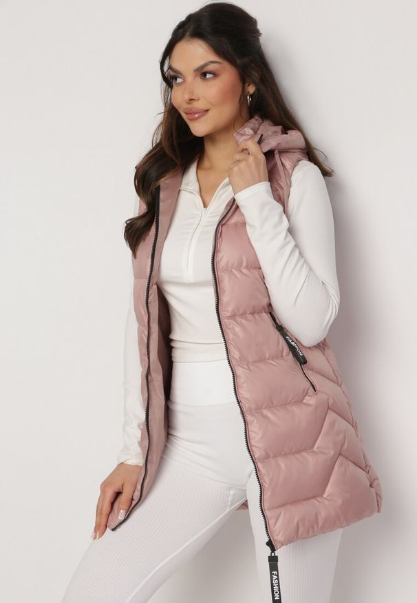 Born2be - Różowa Kamizelka z Odpinanym Kapturem Pikowana z Kieszeniami Quillasa. Kolor: różowy. Materiał: materiał. Sezon: wiosna, jesień