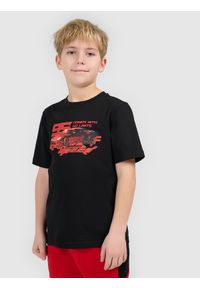 4f - 4F T-shirt regular z nadrukiem chłopięcy - czarny 122 (6-7 lat). Okazja: na co dzień, na uczelnię. Kolor: czarny. Materiał: skóra, bawełna, materiał. Wzór: nadruk. Sezon: lato. Styl: klasyczny, casual #1