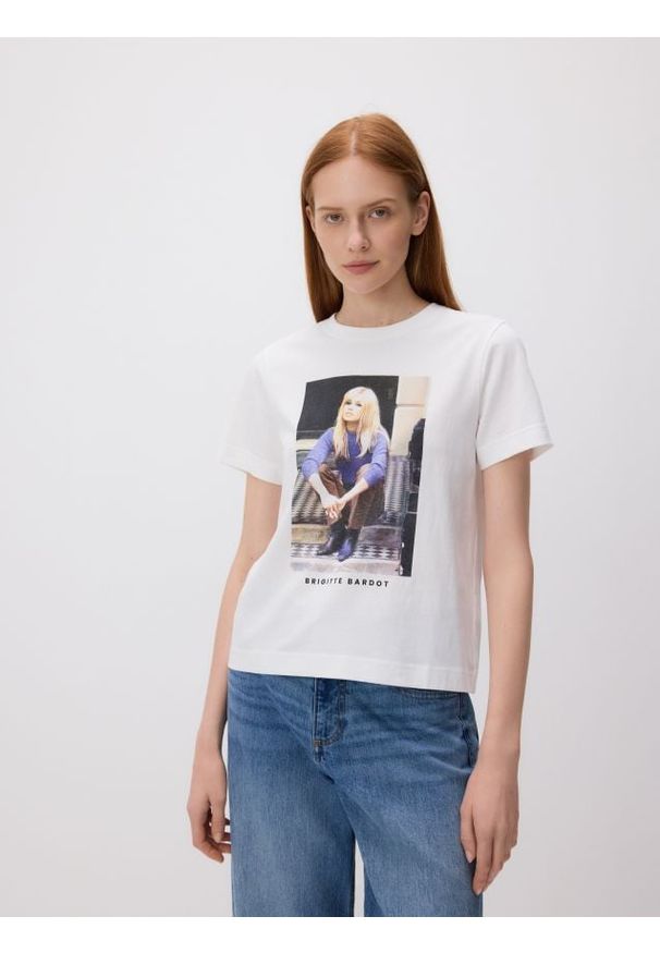 Reserved - T-shirt Brigitte Bardot - biały. Kolor: biały. Materiał: bawełna, dzianina. Wzór: gładki