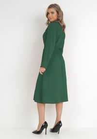 Born2be - Zielona Sukienka Koszulowa z Marszczoną Gumką w Talii Emonia. Kolor: zielony. Długość rękawa: długi rękaw. Typ sukienki: koszulowe. Długość: midi #5