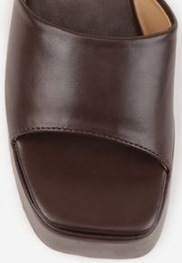 Renee - Brązowe Chunky Klapki na Koturnie i Platformie z Kwadratowym Noskiem Magass. Kolor: brązowy. Sezon: lato. Obcas: na koturnie. Styl: wakacyjny #9