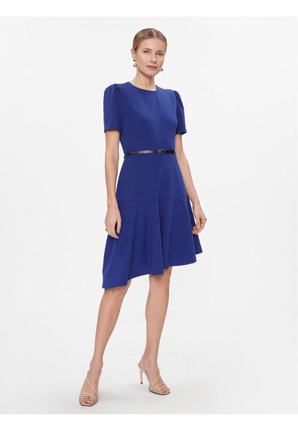 DKNY Sukienka codzienna DD3J1466 Granatowy Regular Fit. Okazja: na co dzień. Kolor: niebieski. Materiał: syntetyk. Typ sukienki: proste. Styl: casual