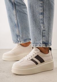 Born2be - Beżowo-Brązowe Sneakersy Kultowe Tenisówki na Platformie z Koturnem Elisara. Okazja: na spacer. Kolor: brązowy. Materiał: jeans. Obcas: na koturnie. Sport: turystyka piesza #1