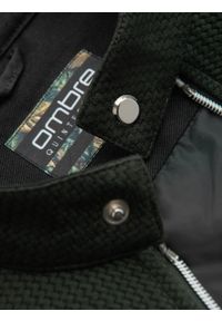 Ombre Clothing - Strukturalna kurtka biker męska ze stójką – ciemnozielona V3 - Rozmiar: L. Okazja: na co dzień. Typ kołnierza: kołnierzyk stójkowy. Kolor: zielony. Materiał: skóra, poliester, dzianina. Styl: casual, elegancki #3