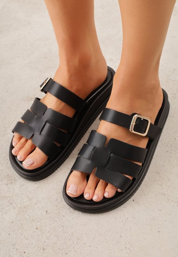 Renee - Czarne Klapki z Przekładanymi Paskami i Regulacją z Klamrą Celilye. Okazja: na co dzień. Kolor: czarny. Materiał: koronka. Sezon: lato. Styl: casual, boho