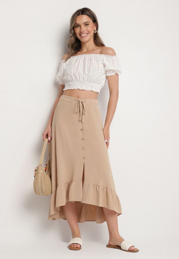 Born2be - Beżowa Asymetryczna Spódnica z Falbanami i Ozdobnymi Guzikami Marolana. Okazja: na co dzień. Kolor: beżowy. Wzór: gładki. Styl: elegancki, casual