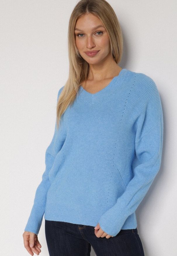 Born2be - Niebieski Sweter z Domieszką Kaszmiru z Dekoltem w Serek Feralaine. Okazja: na co dzień, na spotkanie biznesowe. Typ kołnierza: dekolt w serek. Kolor: niebieski. Materiał: kaszmir. Styl: biznesowy, klasyczny, casual, elegancki