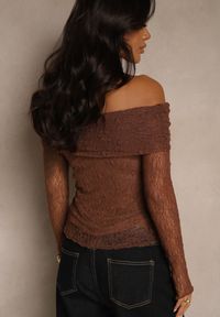 Renee - Brązowa Bluzka Longsleeve z Koronki z Odkrytymi Ramionami Unarda. Kolor: brązowy. Materiał: koronka. Długość rękawa: długi rękaw. Długość: krótkie. Wzór: koronka #4