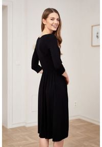 Marie Zélie - Sukienka Emelina czarna. Kolor: czarny. Materiał: wiskoza, dzianina, materiał, elastan, guma. Styl: klasyczny. Długość: midi #4