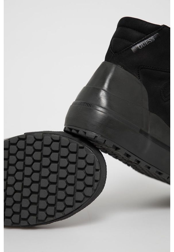 Guess - Trampki. Nosek buta: okrągły. Zapięcie: sznurówki. Kolor: czarny. Materiał: guma