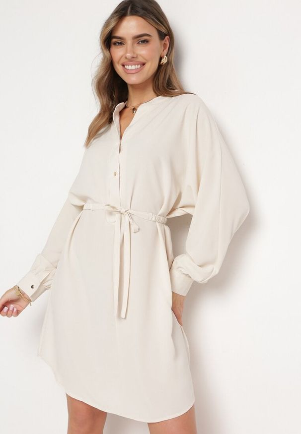 Born2be - Beżowa Sukienka z Wiązaniem w Talii z Koszulową Górą Leandia. Okazja: na co dzień. Kolor: beżowy. Materiał: skóra. Typ sukienki: koszulowe. Styl: elegancki, casual