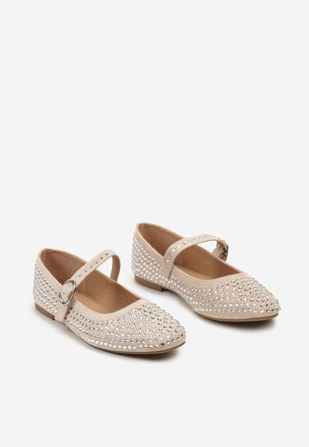 Born2be - Beżowe Płaskie Balerinki z Cyrkoniami i Ozdobnym Paskiem Menivia. Okazja: na co dzień, na spacer. Zapięcie: pasek. Kolor: beżowy. Materiał: skóra. Wzór: aplikacja. Sezon: wiosna, jesień. Styl: casual, klasyczny