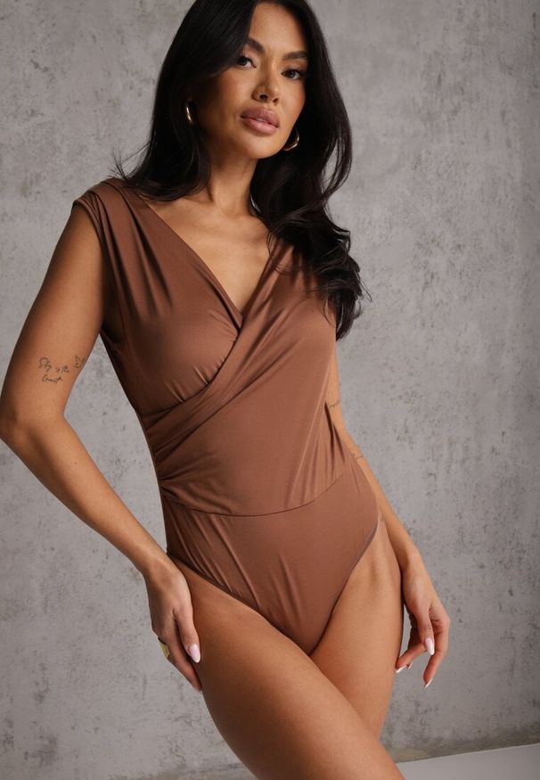 Renee - Brązowe Kopertowe Body Bez Rękawów Edalwen. Okazja: na imprezę. Kolor: brązowy. Materiał: skóra. Długość rękawa: bez rękawów. Styl: elegancki