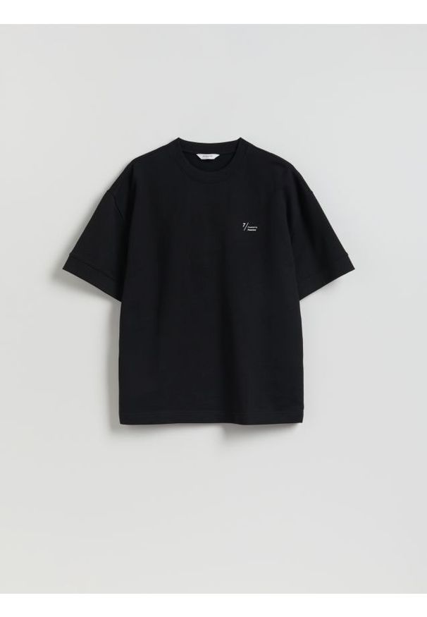Reserved - T-shirt boxy z nadrukiem - czarny. Kolor: czarny. Materiał: dzianina, bawełna. Wzór: nadruk