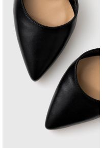 Wojas szpilki skórzane kolor czarny 3511051. Zapięcie: klamry. Kolor: czarny. Materiał: skóra. Obcas: na szpilce. Wysokość obcasa: średni #2