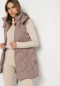 Born2be - Ciemnobeżowa Kamizelka z Odpinanym Kapturem Ozdobiona Pikowaniem Tulira. Okazja: na co dzień. Kolor: beżowy. Materiał: jeans. Wzór: aplikacja. Styl: casual, elegancki, klasyczny #5