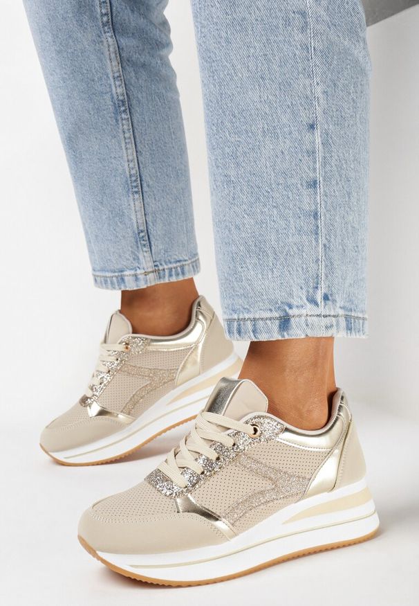 Born2be - Beżowe Sneakersy na Grubej Podeszwie z Błyszczącymi Wstawkami i Sznurowaniem Lirevasa. Kolor: beżowy. Wzór: aplikacja