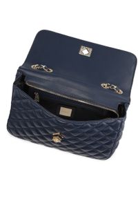 Kazar - Pikowana granatowa torebka na łańcuchu. Kolor: niebieski. Materiał: skórzane. Styl: elegancki, klasyczny. Rodzaj torebki: na ramię #4