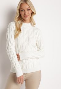 Born2be - Biały Klasyczny Sweter w Ozdobny Splot Aliissa. Kolor: biały. Materiał: dzianina. Długość rękawa: długi rękaw. Długość: długie. Wzór: ze splotem. Styl: klasyczny #1