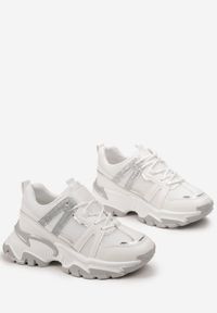 Renee - Białe Sznurowane Sneakersy na Grubej Podeszwie ze Wstawkami i Brokatem Widgeta. Kolor: biały