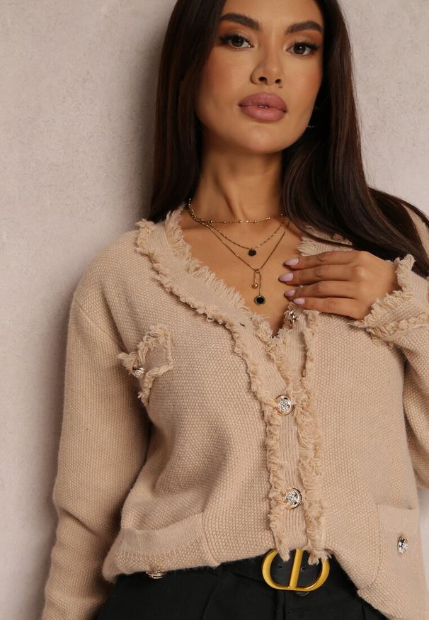 Renee - Beżowy Kardigan Zapinany z Wiskozy Asabe. Okazja: do pracy, na co dzień. Typ kołnierza: dekolt w serek. Kolor: beżowy. Materiał: wiskoza. Wzór: aplikacja. Styl: casual, elegancki