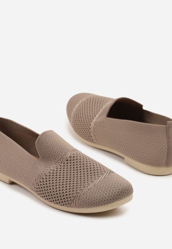 Born2be - Ciemnobeżowe Mokasyny z Elastyczną Cholewką Zdobione Perforacją Itelliria. Okazja: na imprezę, na co dzień. Kolor: beżowy. Materiał: jeans, len. Szerokość cholewki: normalna. Wzór: aplikacja. Sezon: lato. Styl: elegancki, casual, klasyczny. Wysokość obcasa: bez obcasa