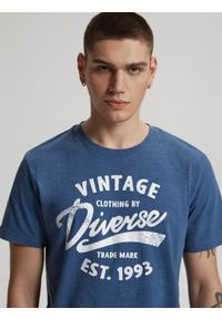 Diverse - T-shirt męski z nadrukiem ASSAJ VII S1816 - granatowy. Kolor: niebieski. Materiał: poliester, bawełna. Wzór: nadruk